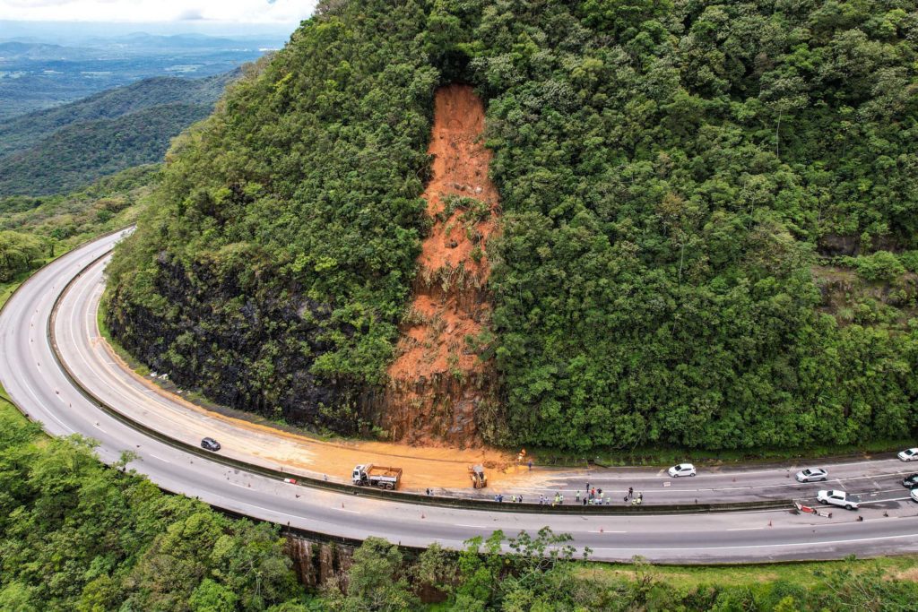 Governo do Paraná vai garantir obras em pontos de deslizamentos na BR-277