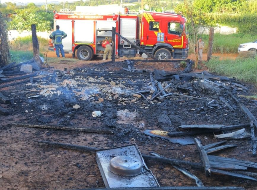 Incêndio destrói residência de madeira em Ponta Grossa