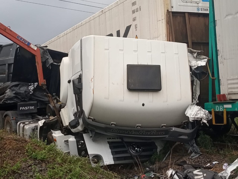 PRF atende acidente envolvendo carreta e trem em Irati