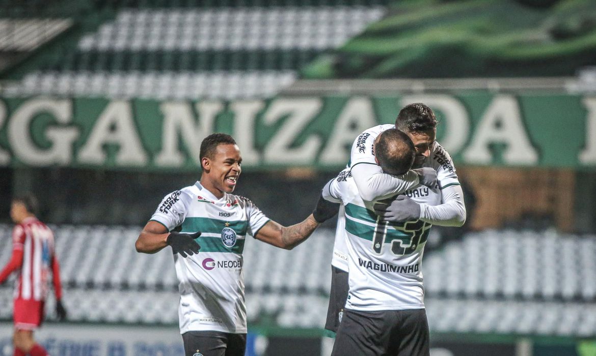 Coritiba tira invencibilidade do Náutico na Série B