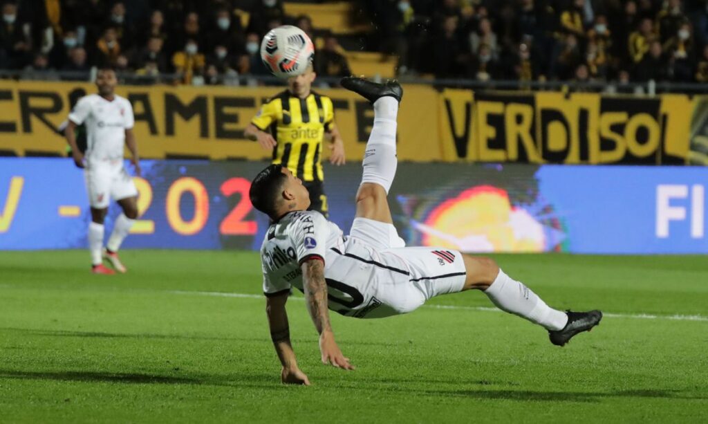 Athletico-PR vence e fica perto da final da Sul-Americana