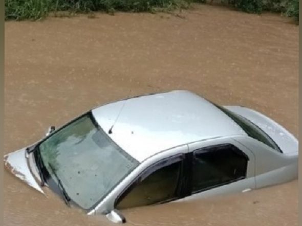 Carro desaparece ao tentar passar em trecho alagado da PR-160 em Prudentópolis