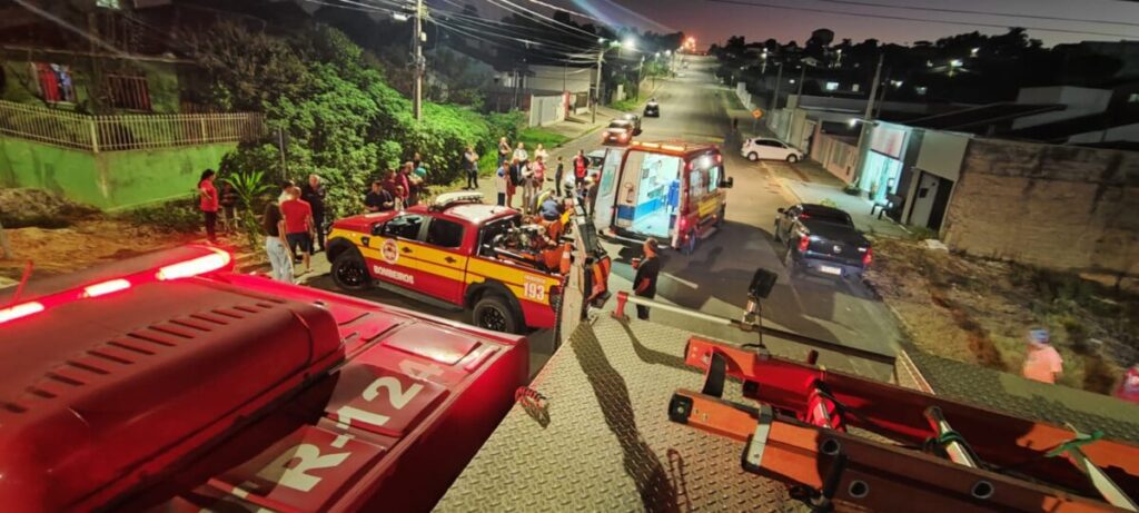 Jovem de 21 anos sofre acidente de moto ao bater contra caminhão