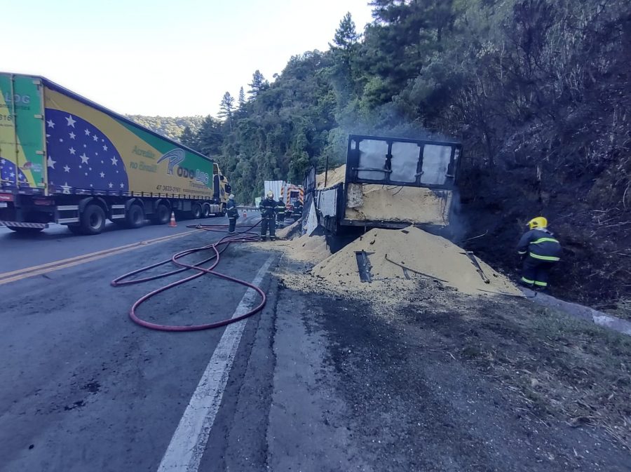 Bombeiros atendem ocorrência de incêndio em veículo na BR-116 na cidade de Monte Castelo