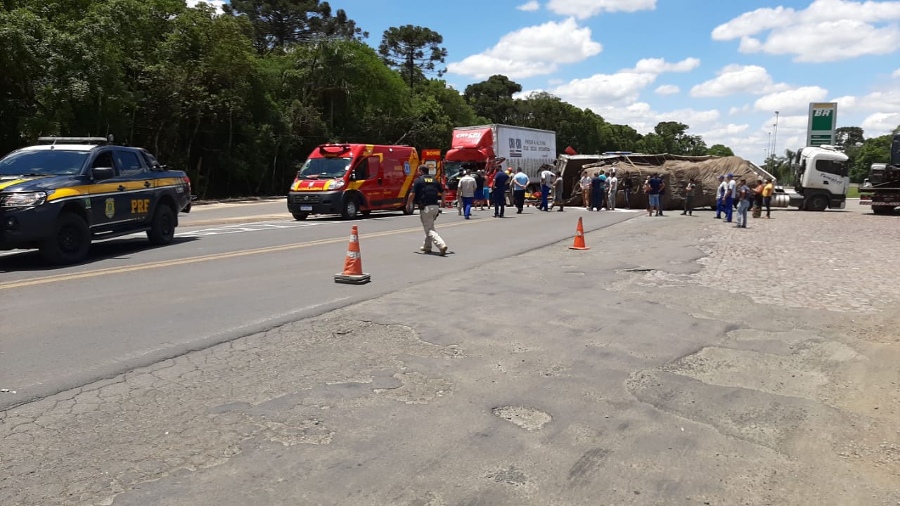 Acidente entre carretas deixa condutor ferido e preso às ferragens na BR-476