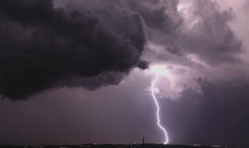 Previsão de chuva com riscos de temporais neste final de semana no Paraná