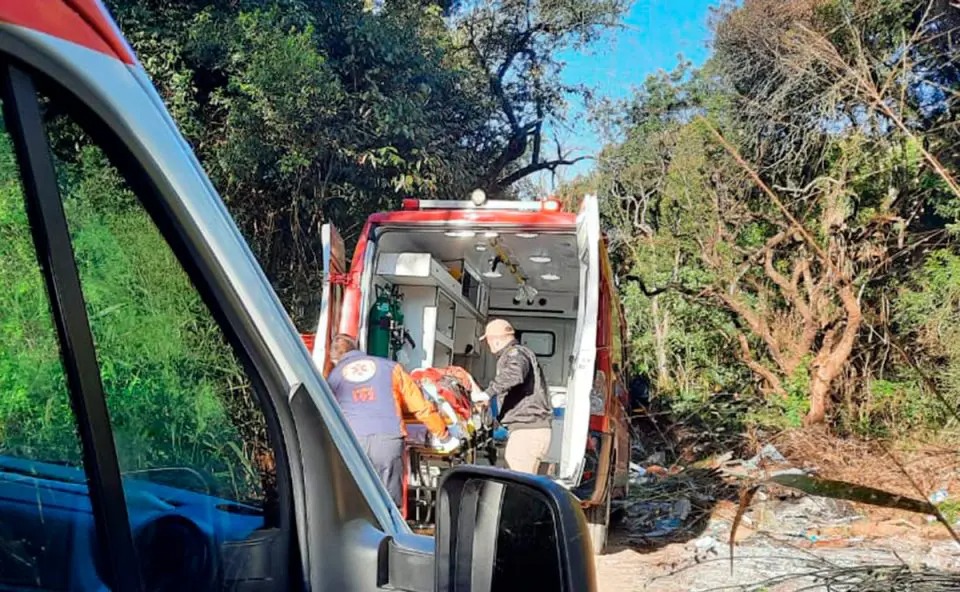 Durante caminhada, morador encontra corpo de homem caído agonizando em meio a lixo