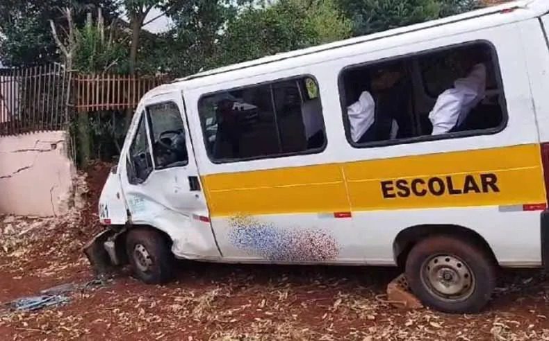 Oito crianças ficam feridas em acidente com van escolar no Paraná