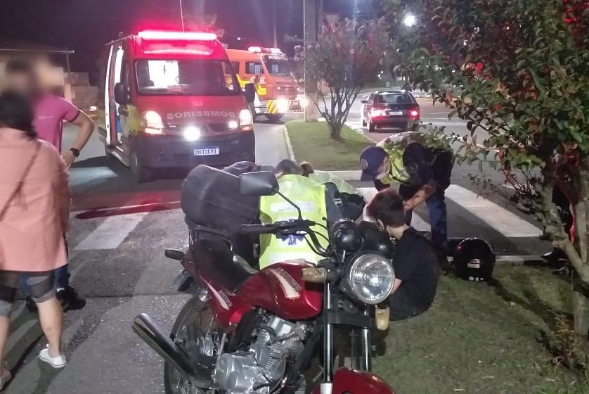 Mãe e filho são atropelados por motociclista na faixa de pedestre