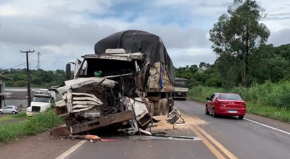 Acidente entre carretas deixa motorista ferido e trânsito lento em rodovia do PR