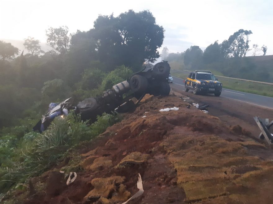 Motorista morre após caminhão cair em barranco na BR-376