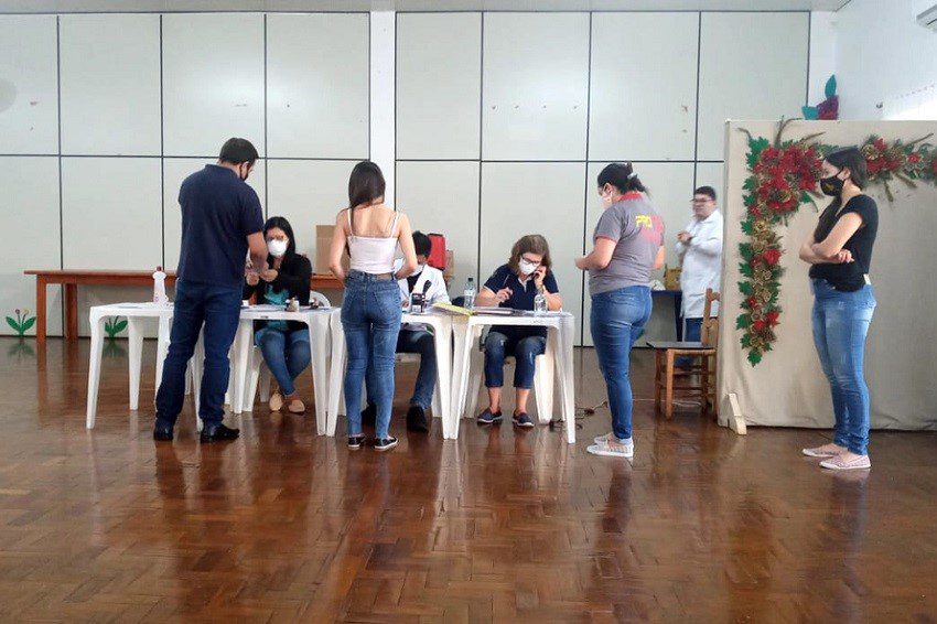 Vacina para jovens com 18 anos é aplicada em um terço dos municípios do PR; Antônio Olinto já concluiu