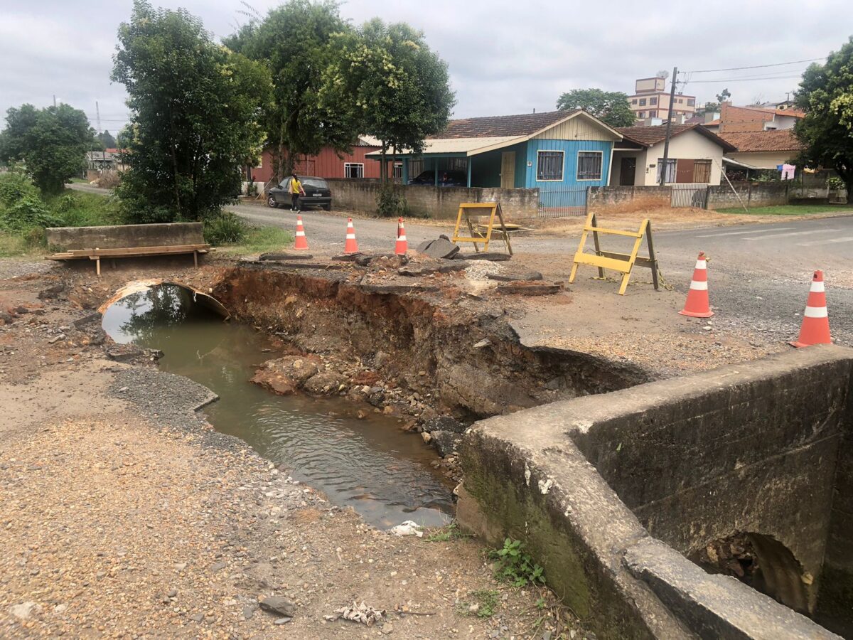 Moradores da Vila Prohmann sofrem com ponte interditada há mais de um mês e pedem solução urgente