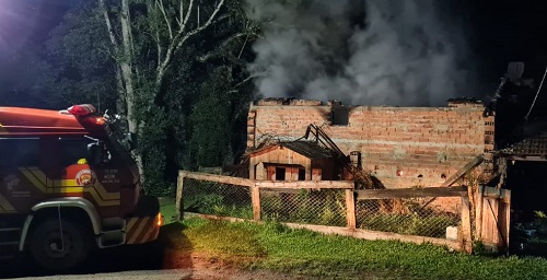 Incêndio em uma estufa de fumo em Irineópolis deixa prejuízos