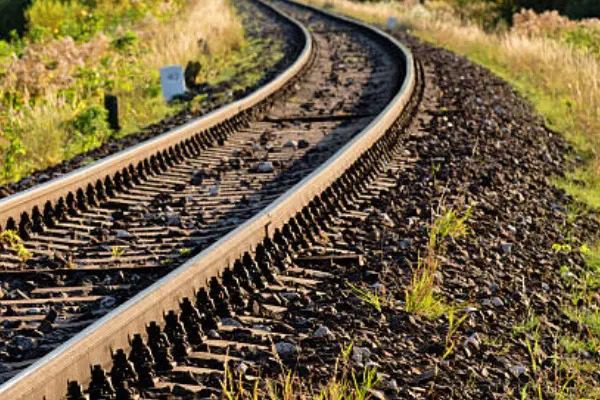 Suspeito de jogar cozinheira sobre trilhos de trem no Paraná é preso; ela morreu após ser atropelada