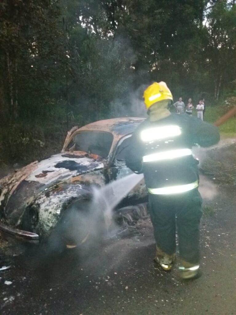 Carro entra em chamas na região de São Miguel da Serra