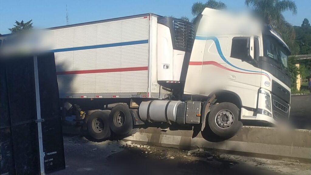 Mais uma vez caminhão sobe em mureta do trevo de acesso à Paulo Frontin