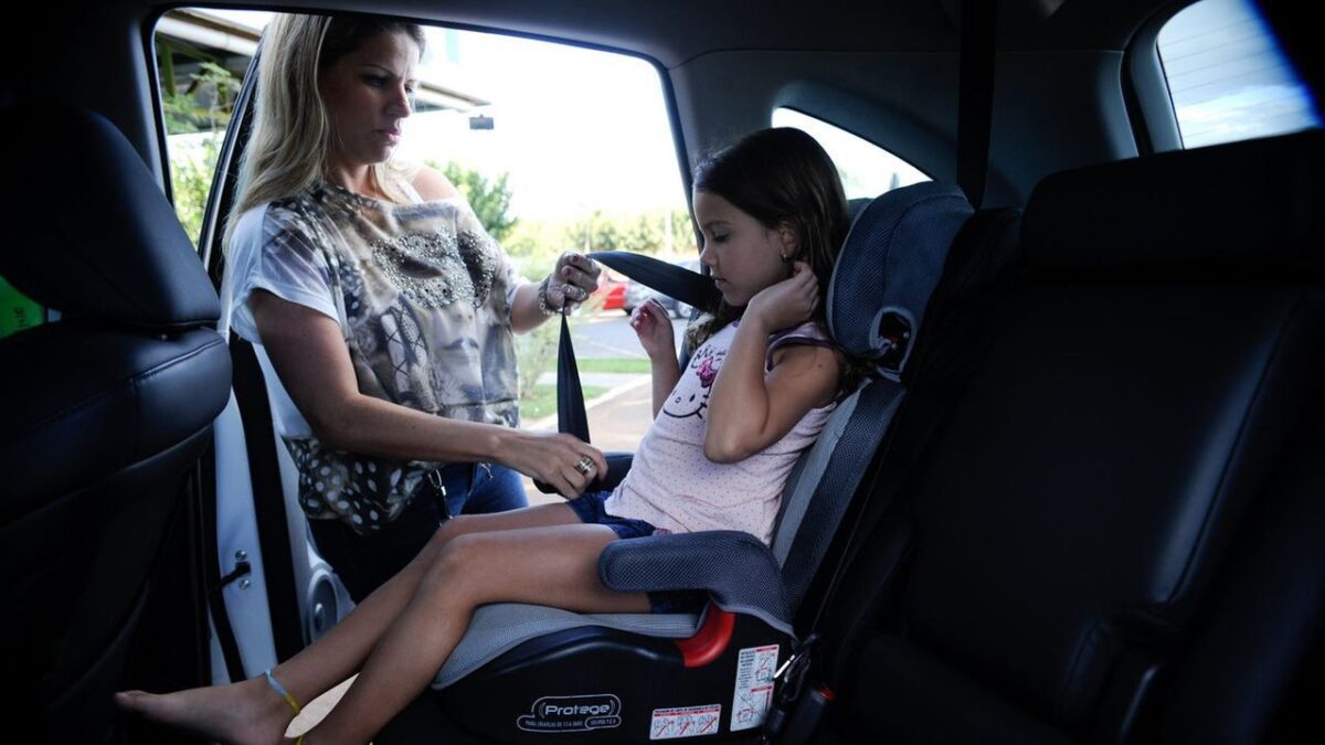 Nova regra para o uso da cadeirinha e validade da CNH entram em vigor na segunda-feira (12)