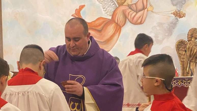 Padre sente cheiro estranho e escapa de tomar cálice envenenado durante missa