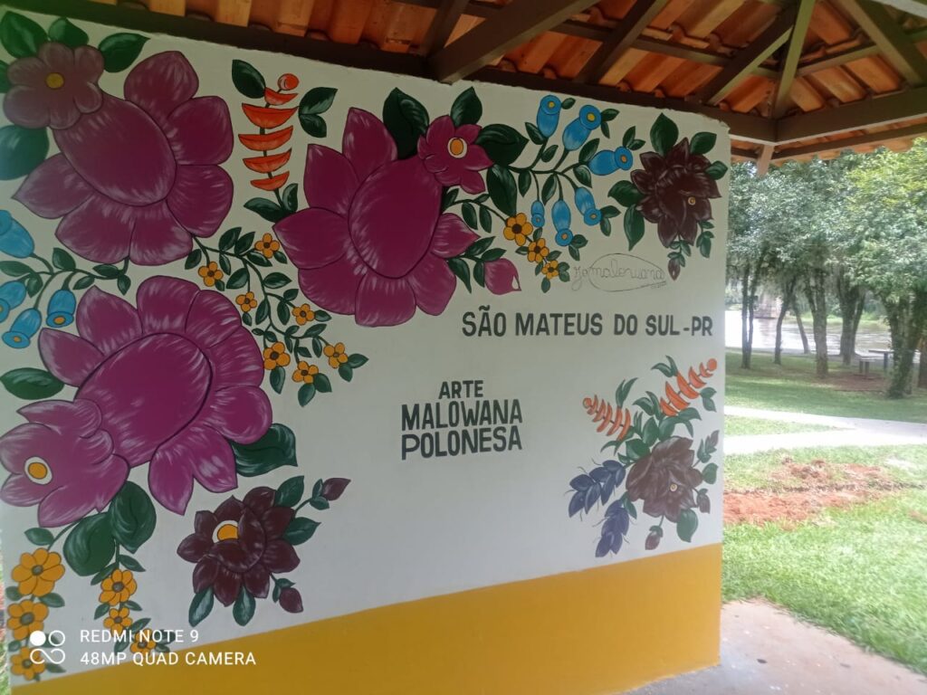 Vândalos picham pinturas da cultura polonesa em quiosques na Praça do Rio Iguaçu, em São Mateus do Sul