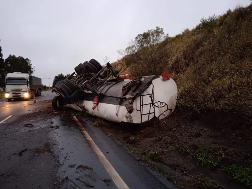 Tombamento de caminhão carregado com diesel interdita parcialmente BR-376 em PG