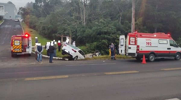 Acidente envolvendo dois carros é registrado na BR-476 na entrada do Hospital Regional