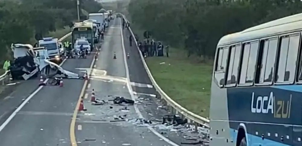 Acidente entre ônibus e micro-ônibus deixa 6 mortos e 9 feridos em rodovia