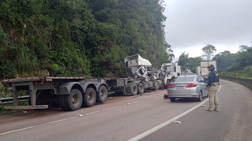 Acidente entre dois caminhões interdita BR-277 próximo ao pedágio de São Luiz do Purunã