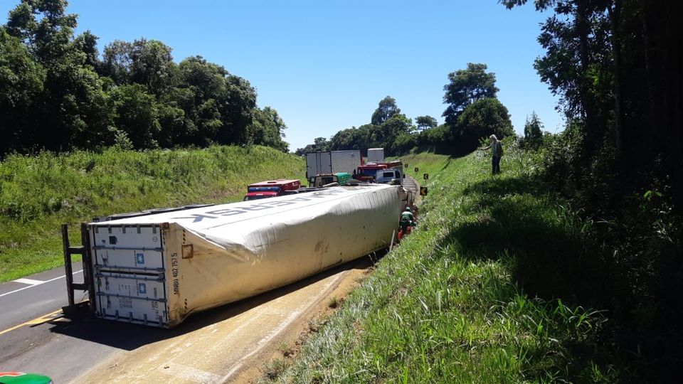 Caminhão carregado com carne suína tombou na BR 277 em Palmeira