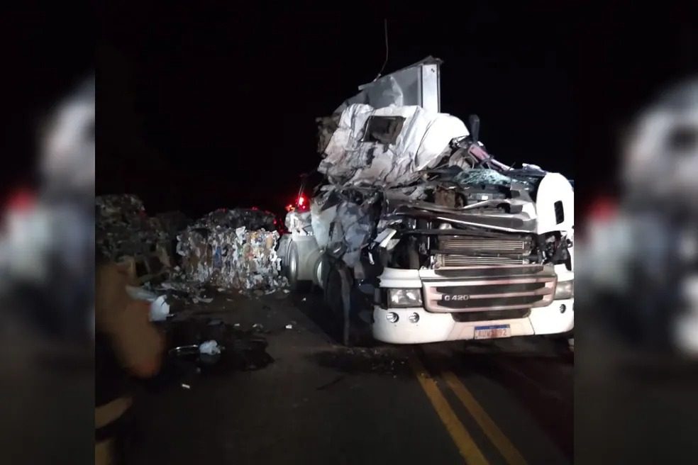 Caminhão tomba e furgão cai de ponte em acidente na PR-151