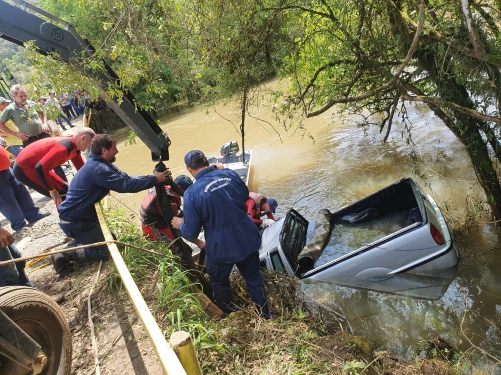 Carro é localizado no Rio dos Pardos em Porto União, mas motorista segue desaparecido