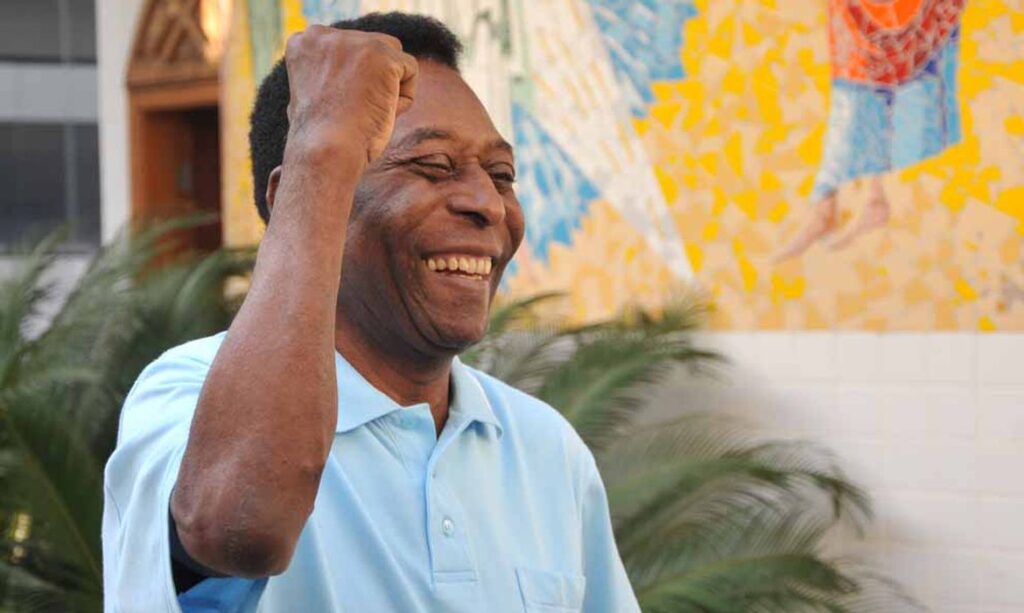 Pelé tem alta da UTI e continua em recuperação no hospital