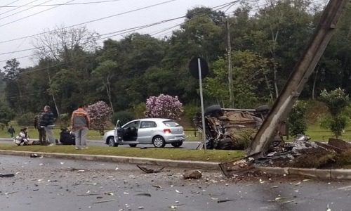 Motorista perde controle, bate em poste e capota em Avenida de Porto União