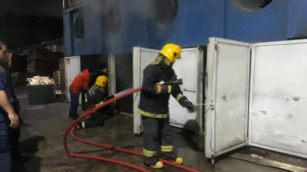 Bombeiros combatem princípio de incêndio em secador de lâminas