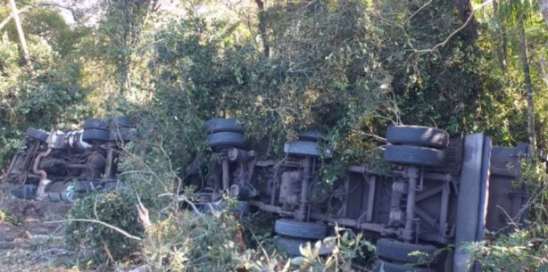 Rodovia do Xisto fica bloqueada na tarde deste sábado para retirada de carreta que tombou durante a madrugada