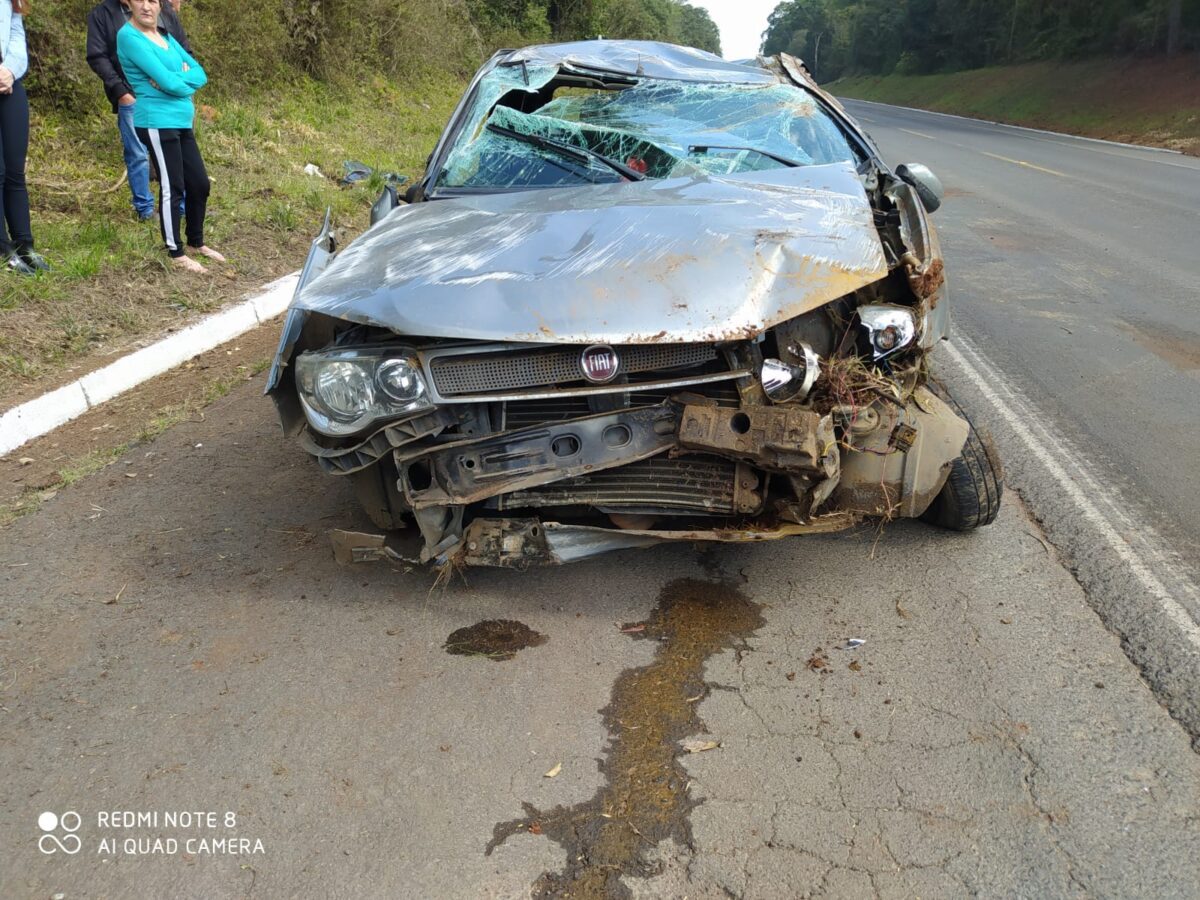 Carro capota na BR-476 em São Mateus do Sul e 2 ocupantes ficam feridos levemente