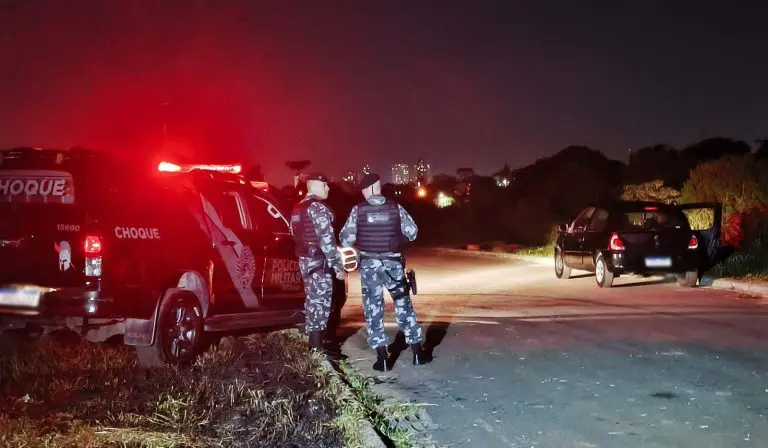 Casal em encontro amoroso encontra homem morto dentro de um carro no Paraná