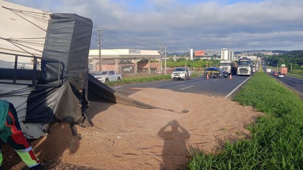 Tombamento de carreta interdita totalmente a BR-376