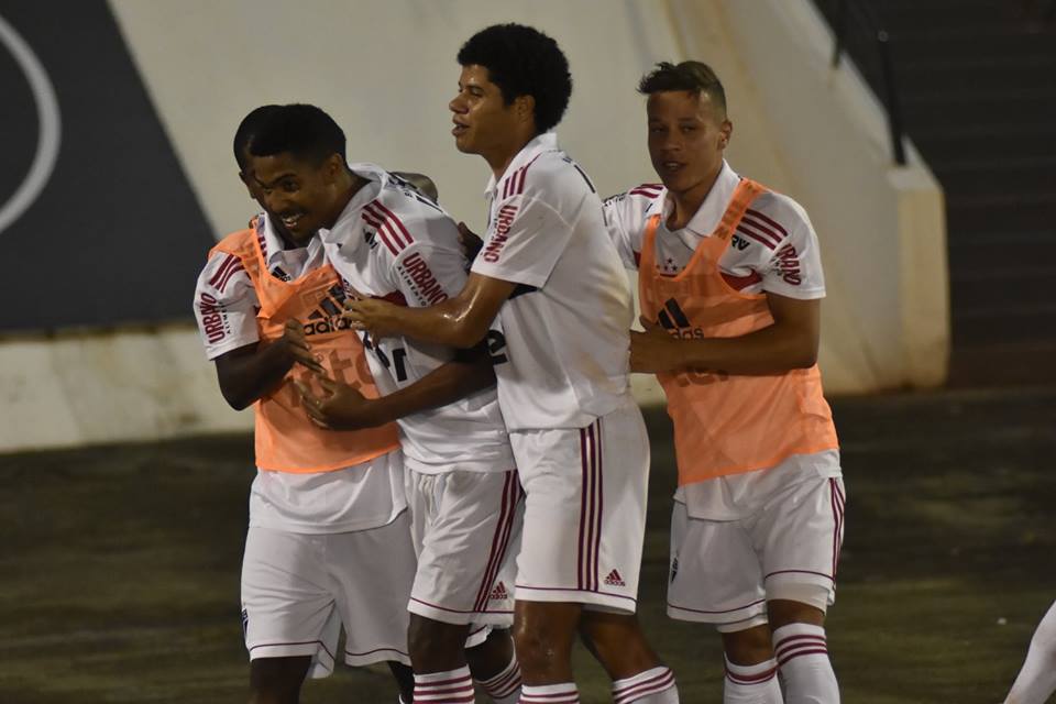 São Paulo vence e avança e Fla tropeça na Copinha