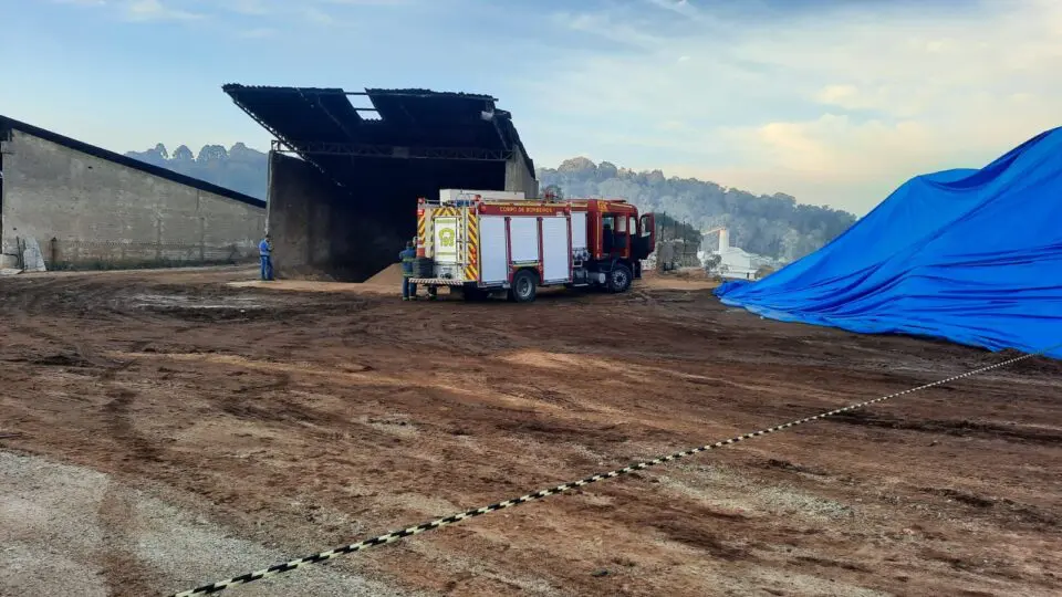 Trabalhador morre após ser soterrado por serragem em fábrica no Paraná