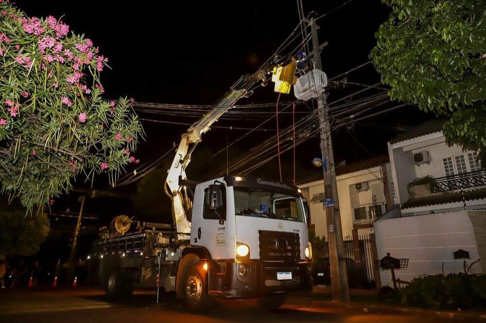 Equipe de manutenção de energia entra na propriedade e homem aciona a Polícia