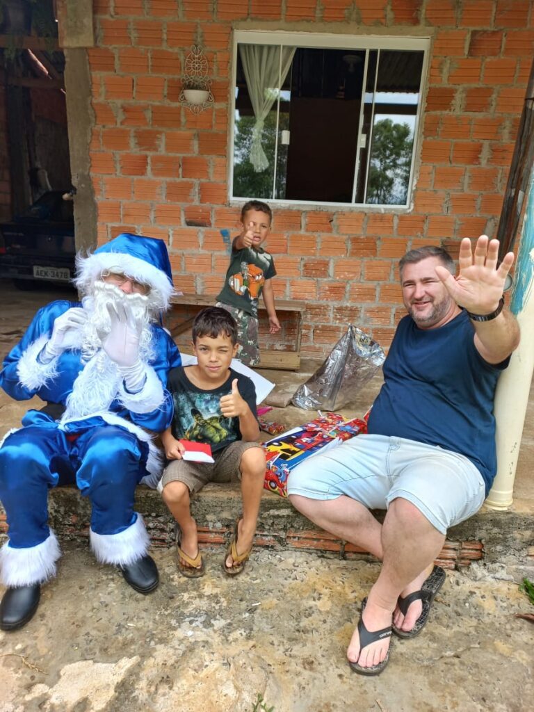 Papai Noel Azul da Rádio Cultura começa a realizar entrega de presentes