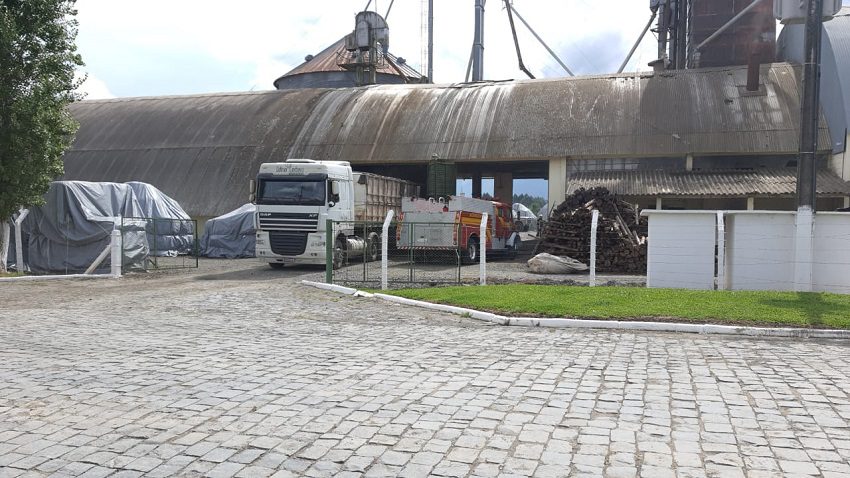 Bombeiros combatem incêndio em silo no município de Major Vieira