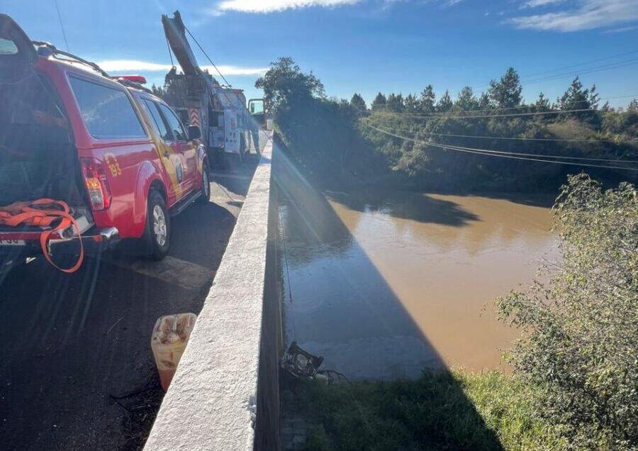 Mulher morre após veículo cair no Rio Tibagi na BR-376 em Ponta Grossa