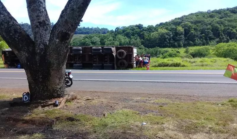 Duas pessoas são presas por saquearem carga de pneu de caminhão tombado na BR-277