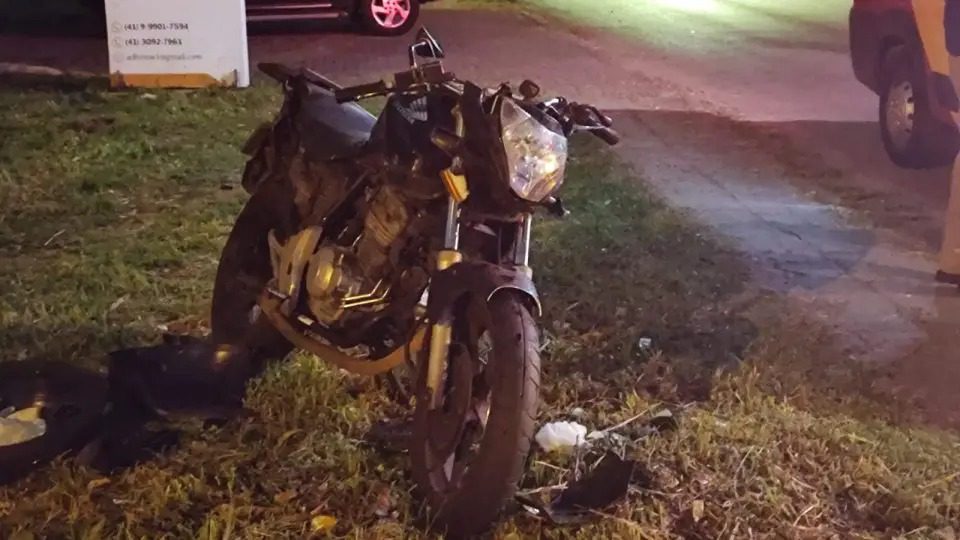 Jovem motociclista perde o pé em batida com carro no Paraná