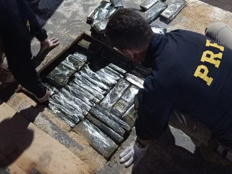 Pai e filho são presos pela PRF transportando quase meia tonelada de maconha