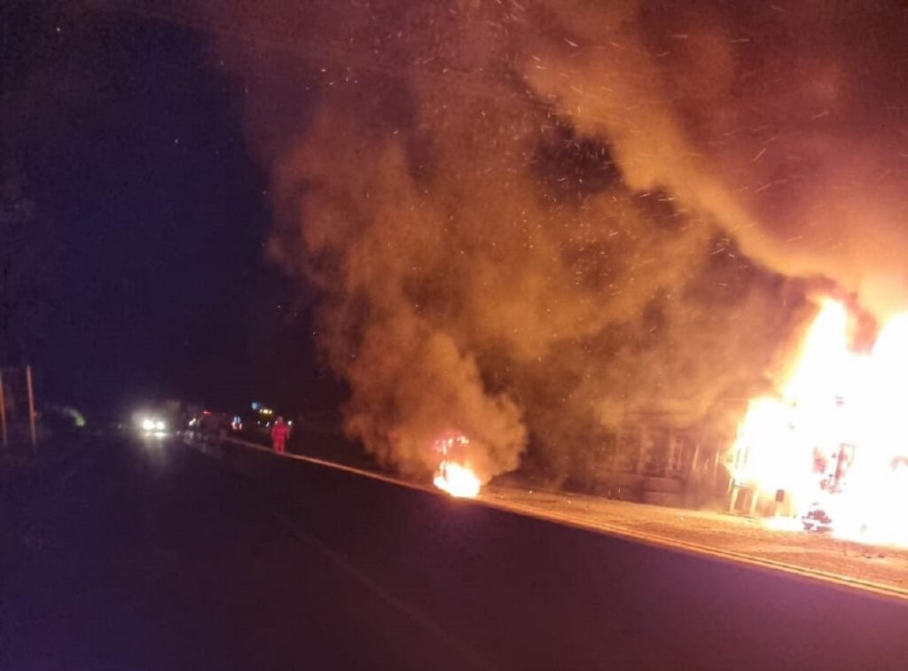 ‘Mureta da tragédia’, em Paulo Frontin, tem novo acidente seguido de incêndio