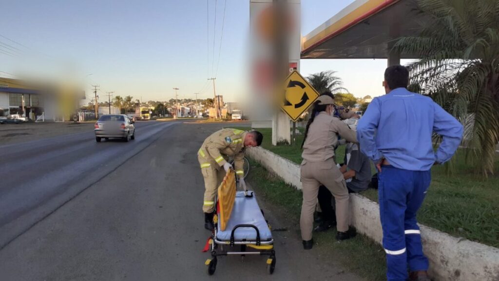 Estudante fica ferido após bater a cabeça em caminhão ao atravessar a rodovia em São Mateus do Sul