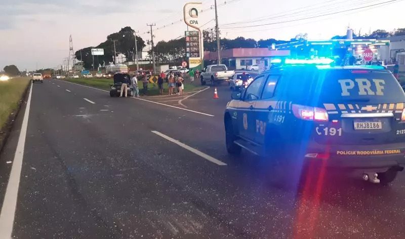 Mulher invade rodovia para salvar cachorro e causa acidente na BR-376; uma pessoa morreu